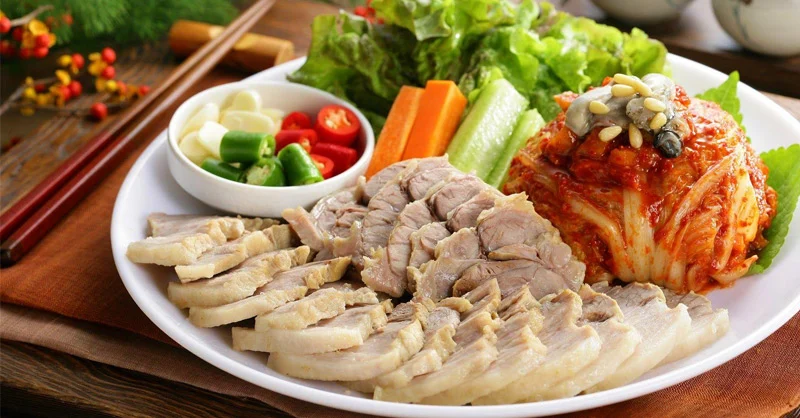 Luộc thịt mềm, trắng tinh, không hôi: Bí quyết nằm ở ngọn lửa và thời gian
