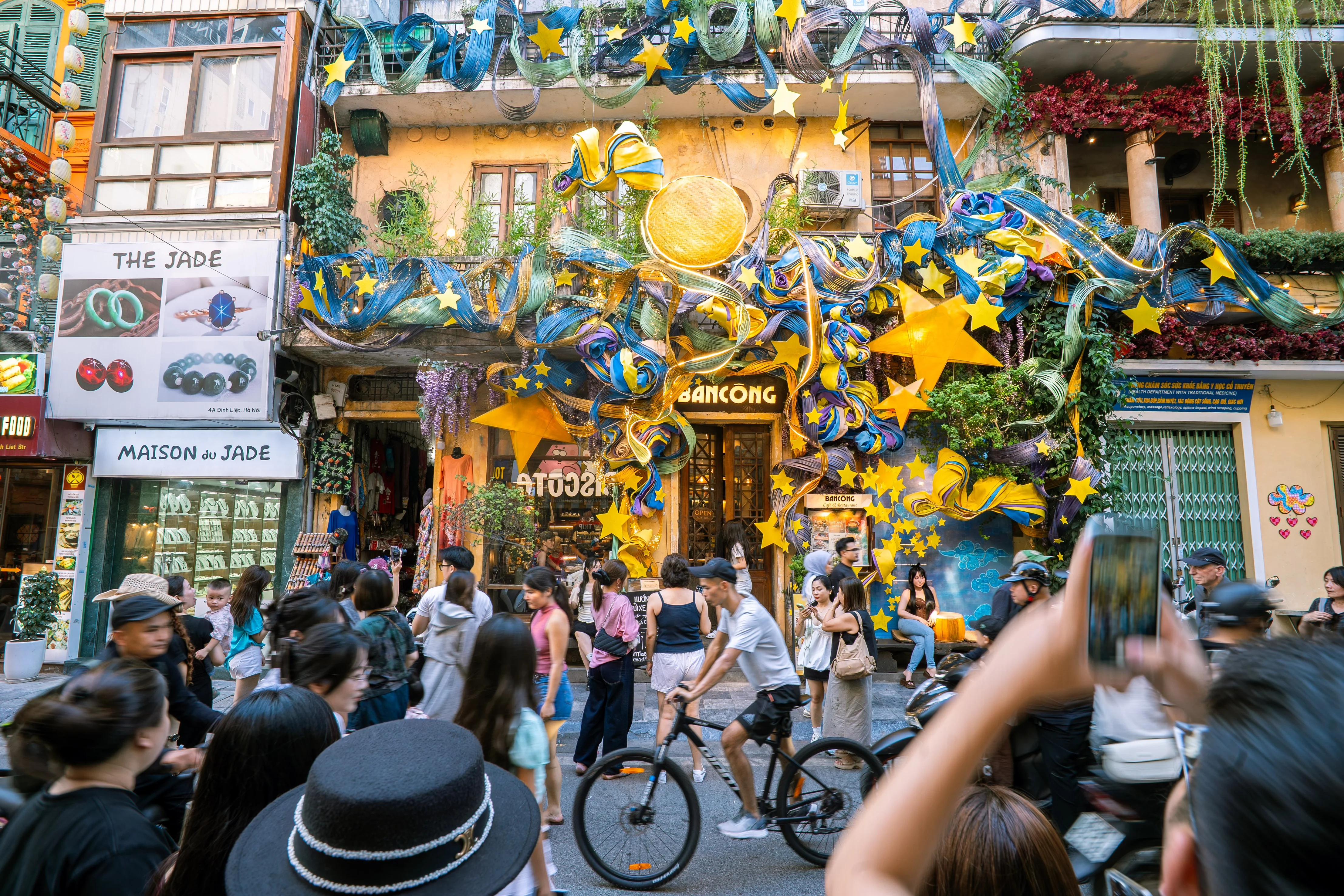 Quán cà phê Hà Nội biến mùa thu thành điểm check-in