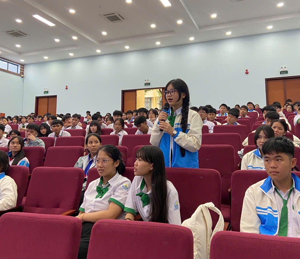 Cảnh sát đồng loạt vào trường học dạy kỹ năng an toàn mạng