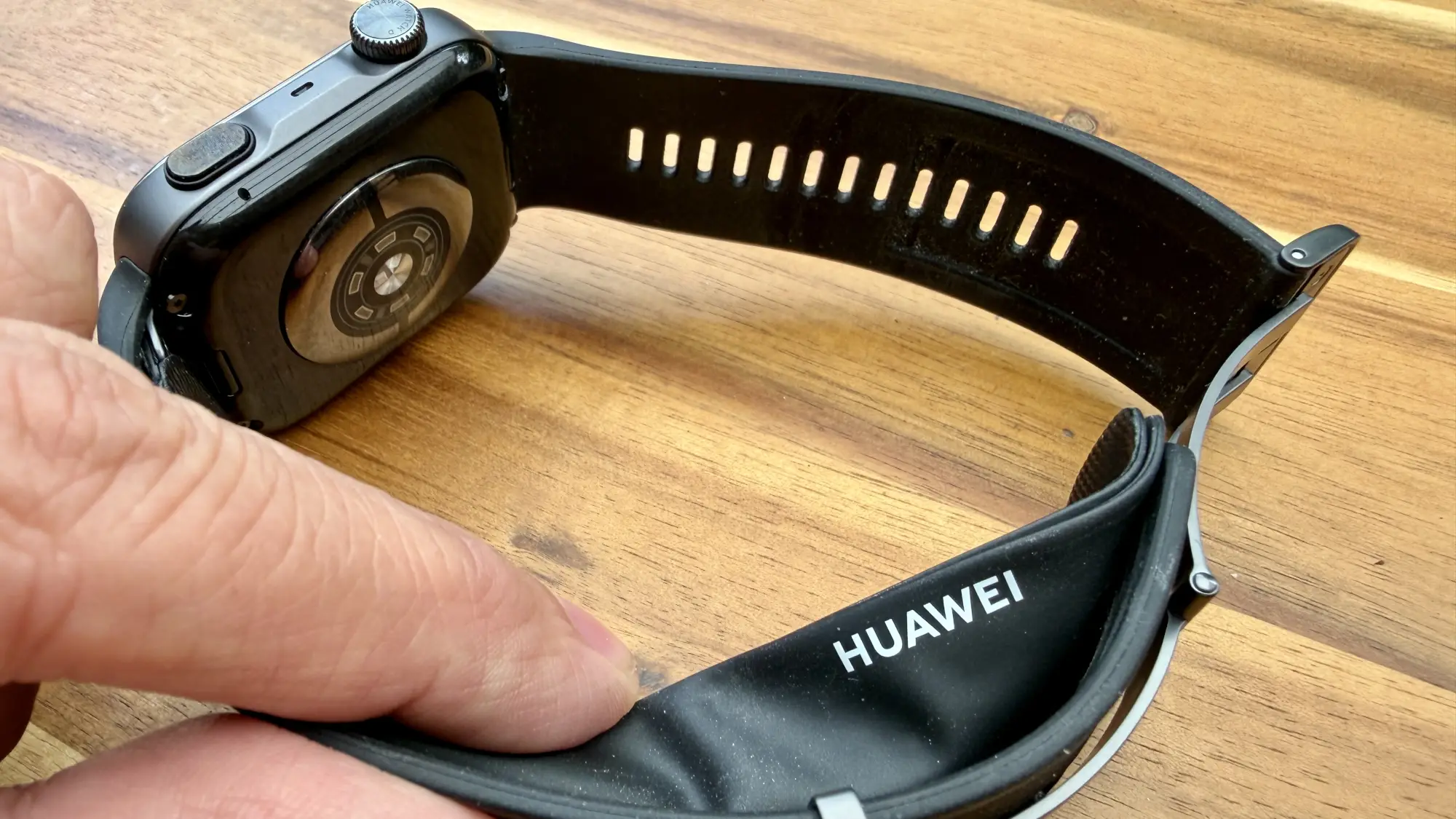 Đo huyết áp trên đồng hồ thông minh: khi nào tin Huawei, Apple, Samsung?