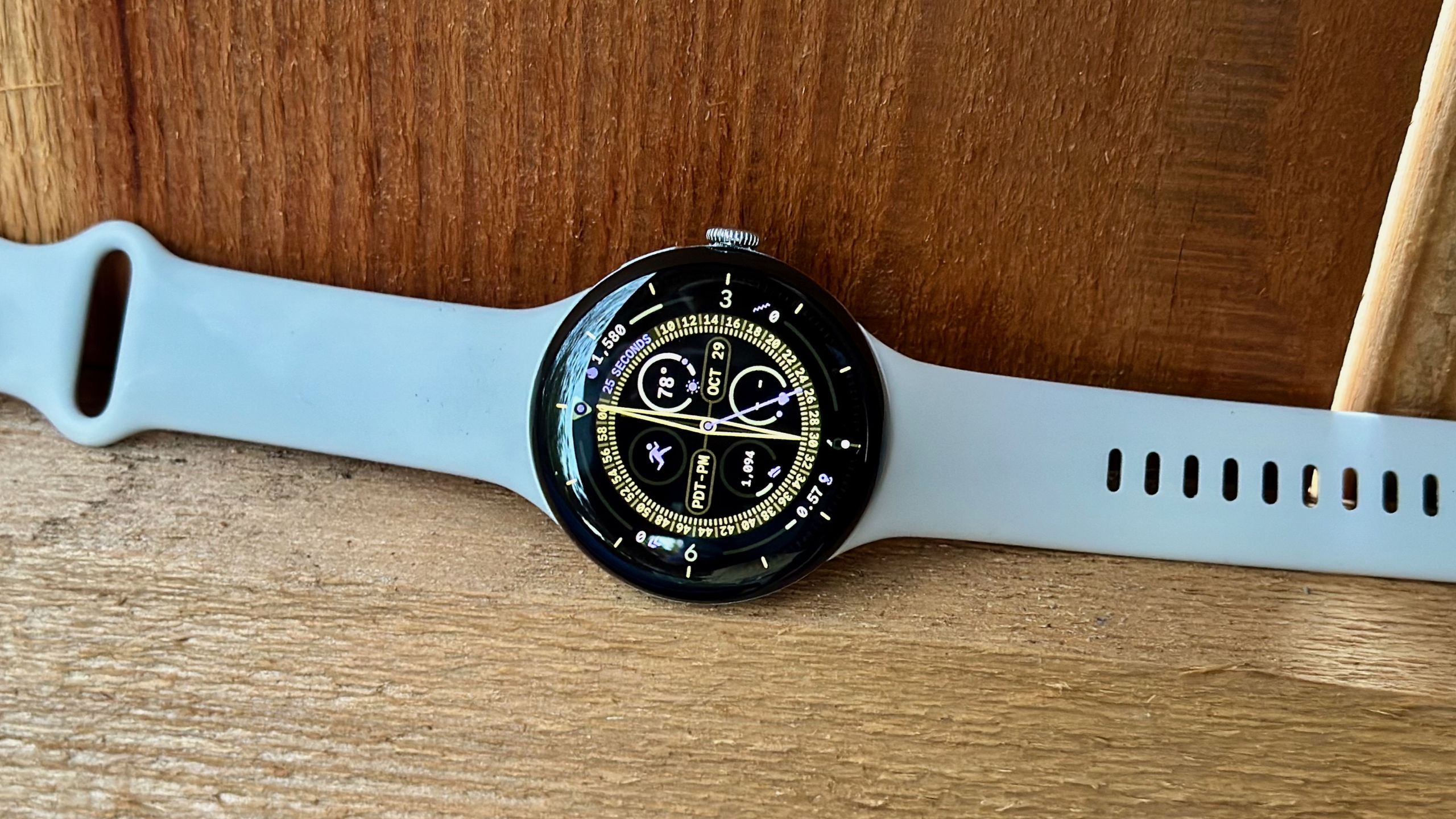 Pixel Watch 4 giảm giá kỷ lục: có nên bỏ qua Pixel Watch 5?