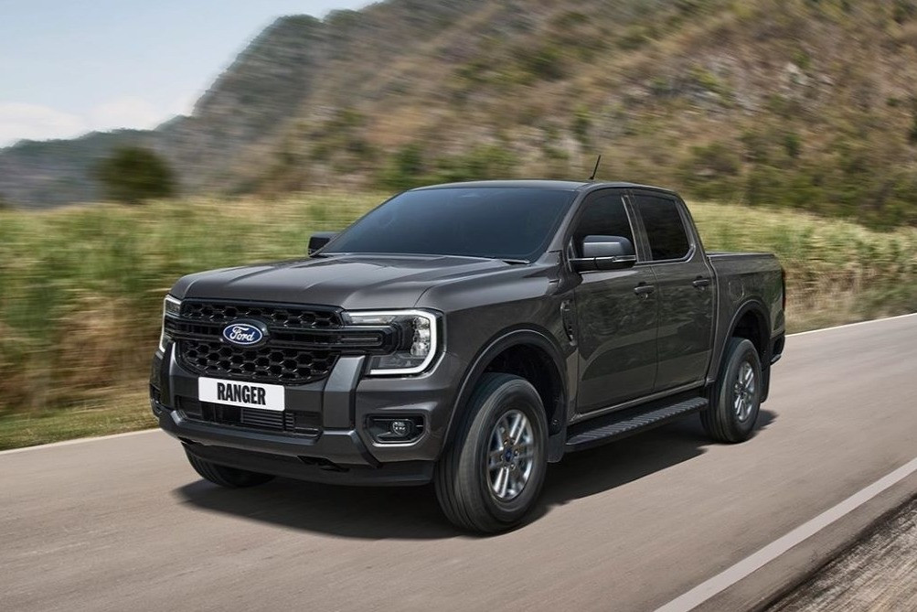 Triton 4WD AT Premium 782 triệu: Đối thủ đáng gờm của Ford Ranger XLS 4x4?