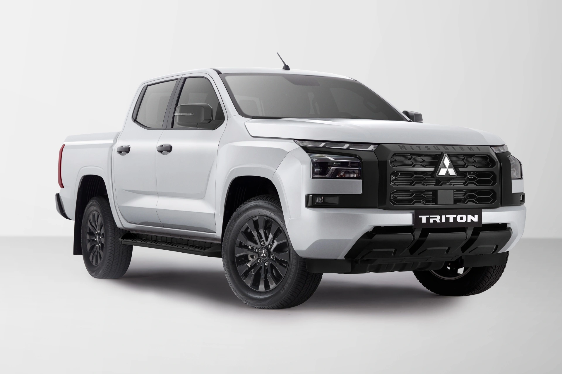 Mitsubishi Triton 4WD AT Premium 782 triệu: Đòn tấn công mới ở phân khúc bán tải hai cầu