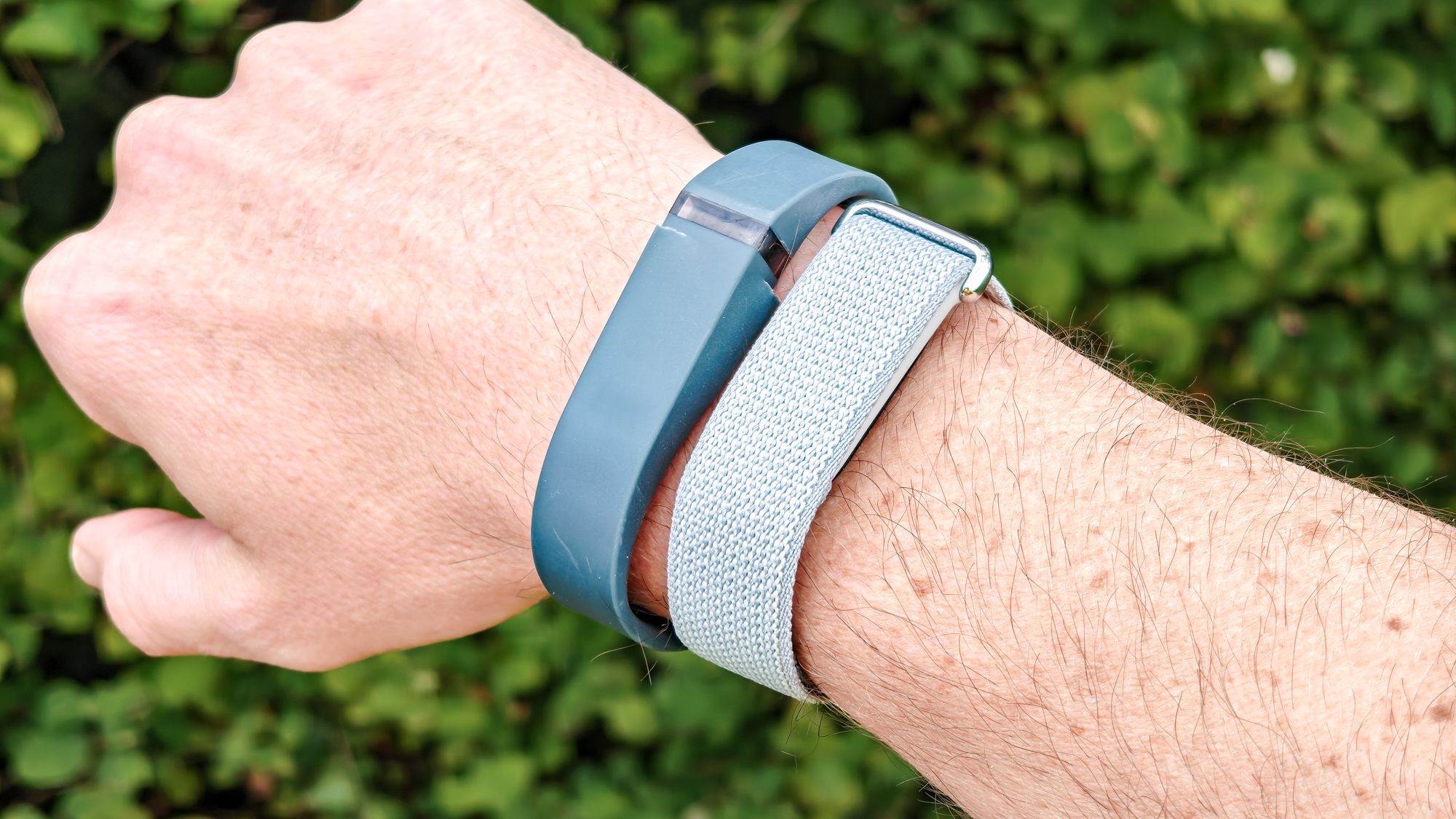 Fitbit Air so với Luna Band: máy theo dõi sức khỏe nào đáng tiền hơn?