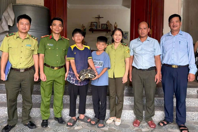 Hai học sinh Hà Tĩnh giải cứu rùa Răng quý hiếm 9kg