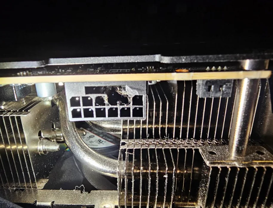 RTX 5090 cháy cổng nguồn: lỗi người dùng hay thiết kế?