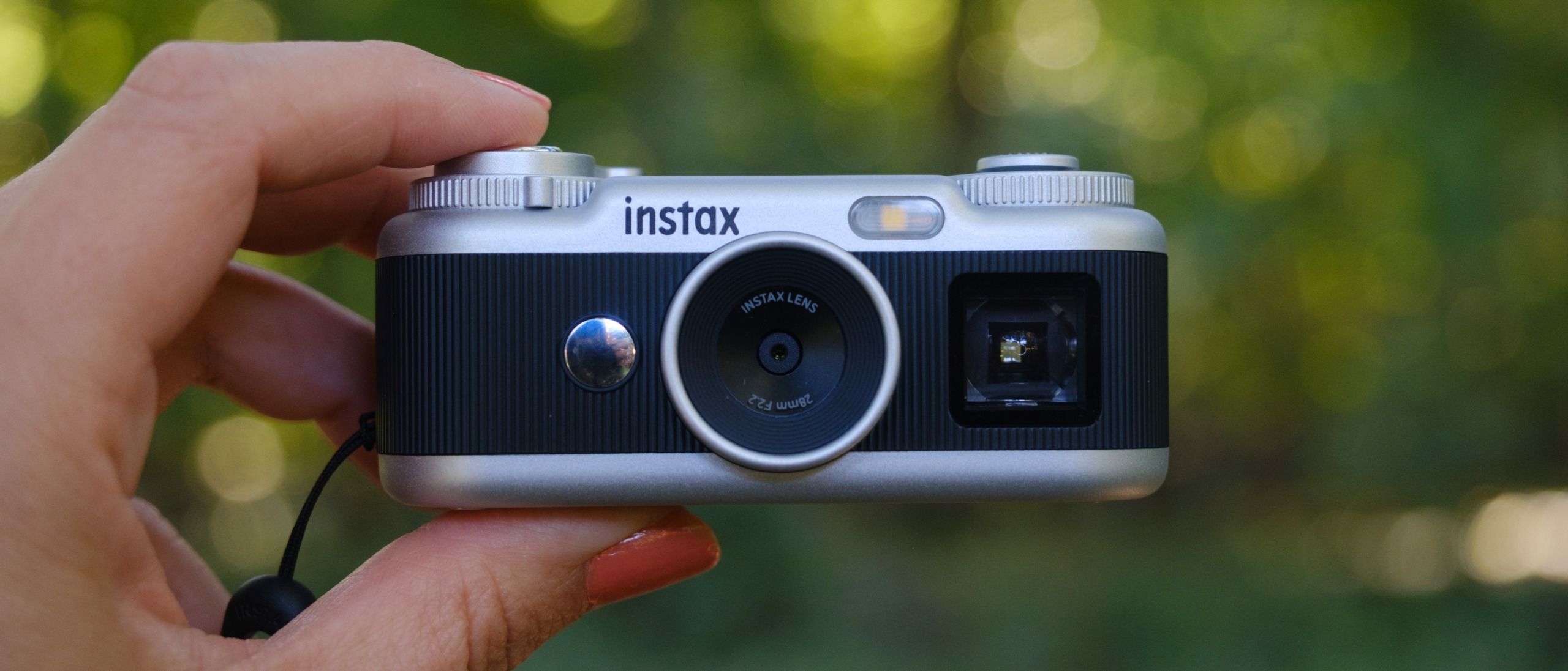 Instax Pal 2: Máy ảnh digital hoài cổ nhỏ gọn cho trào lưu retro