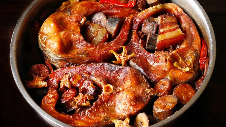 Cá kho nhừ xương mà thịt vẫn chắc: Bí quyết từ lá thơm và lửa nhỏ