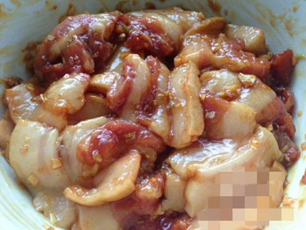 Luộc gà không nước và nướng thịt ba chỉ mềm thơm