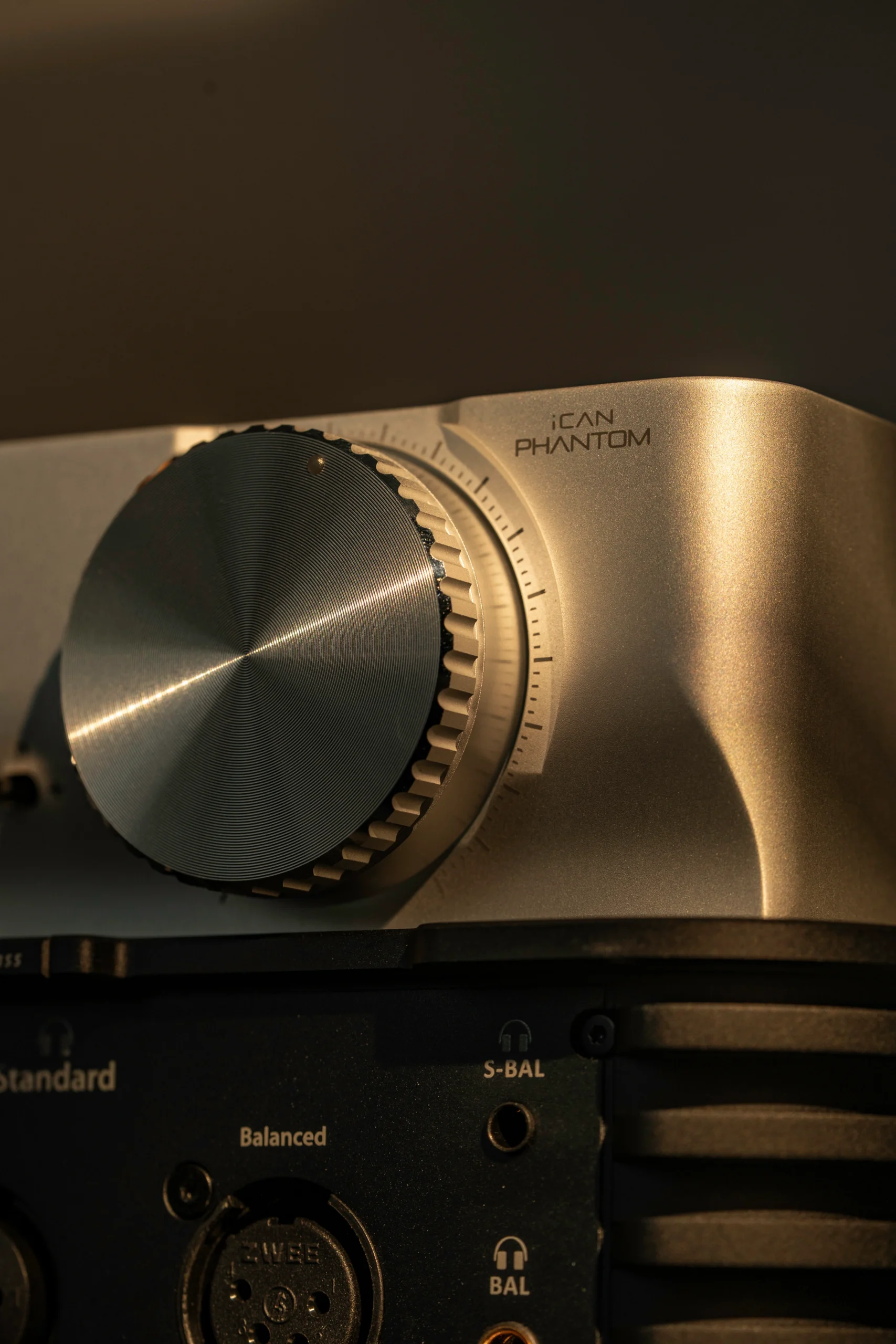 Đánh giá iFi iCAN PHANTOM 1.5: ampli tai nghe cuối cùng cho audiophile?