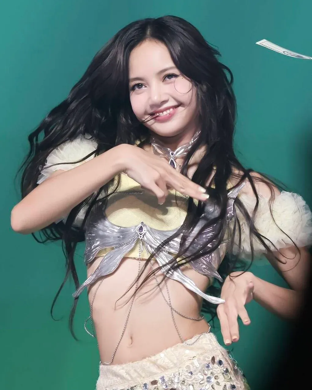 Always Lalisa: Góc khuất đằng sau hào quang sao K-pop