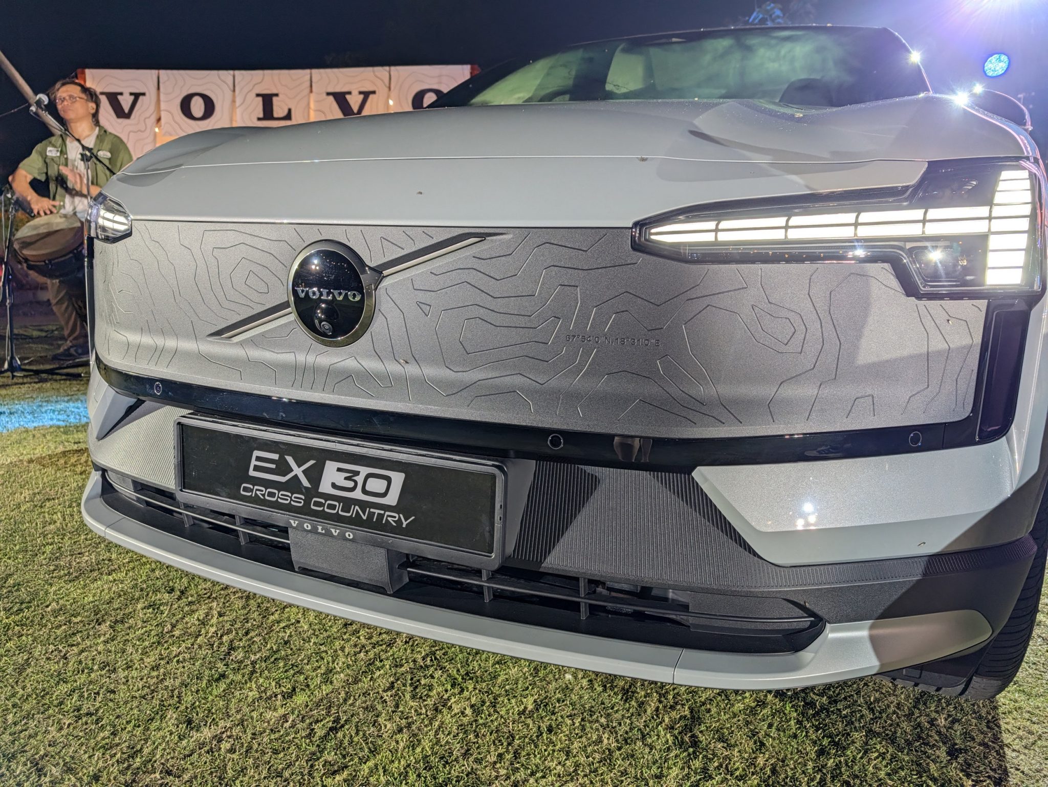 Volvo EX30 Cross Country: SUV Elektrik Kompak 428hp Dengan Jarak 437km
