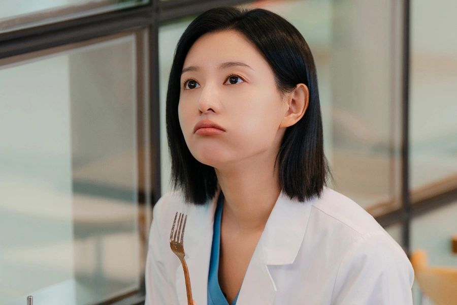 Kim Ji Won hóa thân bác sĩ thiên tài nguy hiểm trong Doctor X