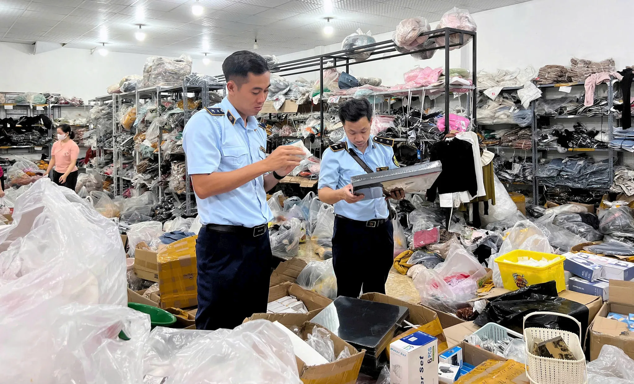 Cảnh sát phát hiện 95 loại mỹ phẩm giả: Báo động cho người mua online