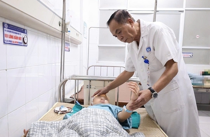 Đau đầu tăng dần sau chấn thương nhẹ: đừng bỏ qua tụ máu não ở trẻ