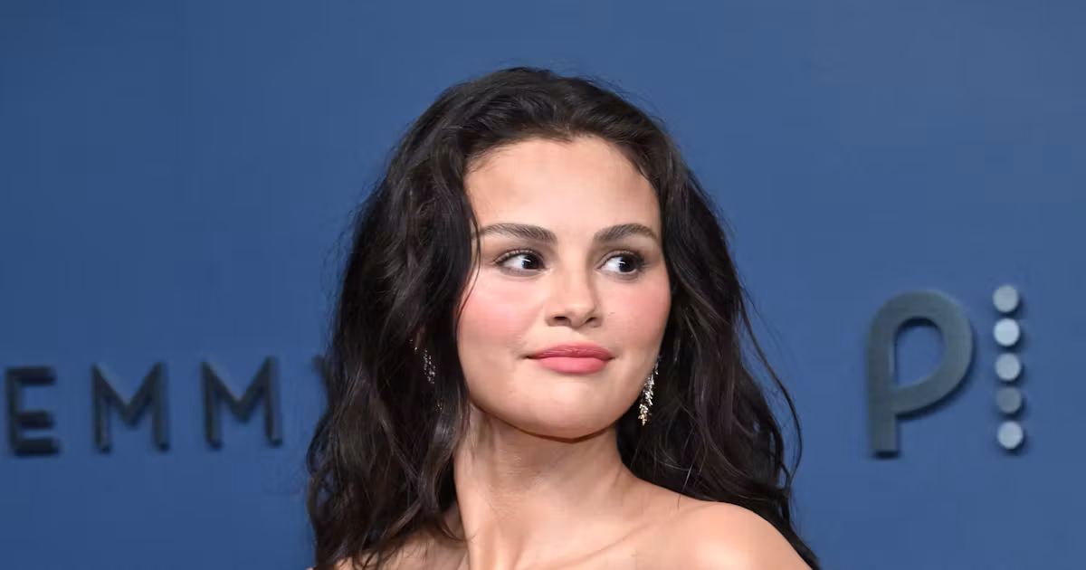 Selena Gomez tỏa sáng với váy Louis Vuitton vàng kim và trang sức Tiffany & Co.