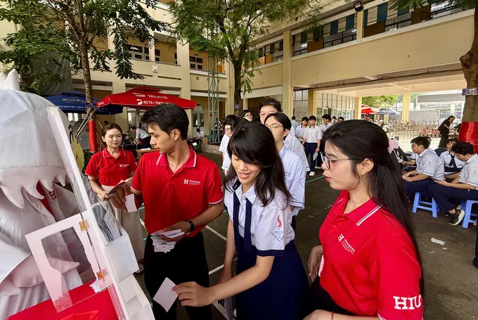 Khám sức khỏe toàn diện và trải nghiệm nghề nghiệp cho học sinh THPT
