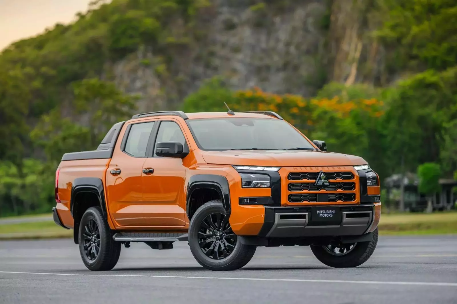 Mitsubishi Triton lập kỷ lục, vượt Ford Ranger và thống trị bán tải tháng 8