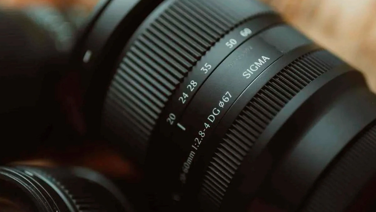 Sigma 20-60mm f/2.8-4 DG: Có Nên Bỏ 24-70mm Truyền Thống?