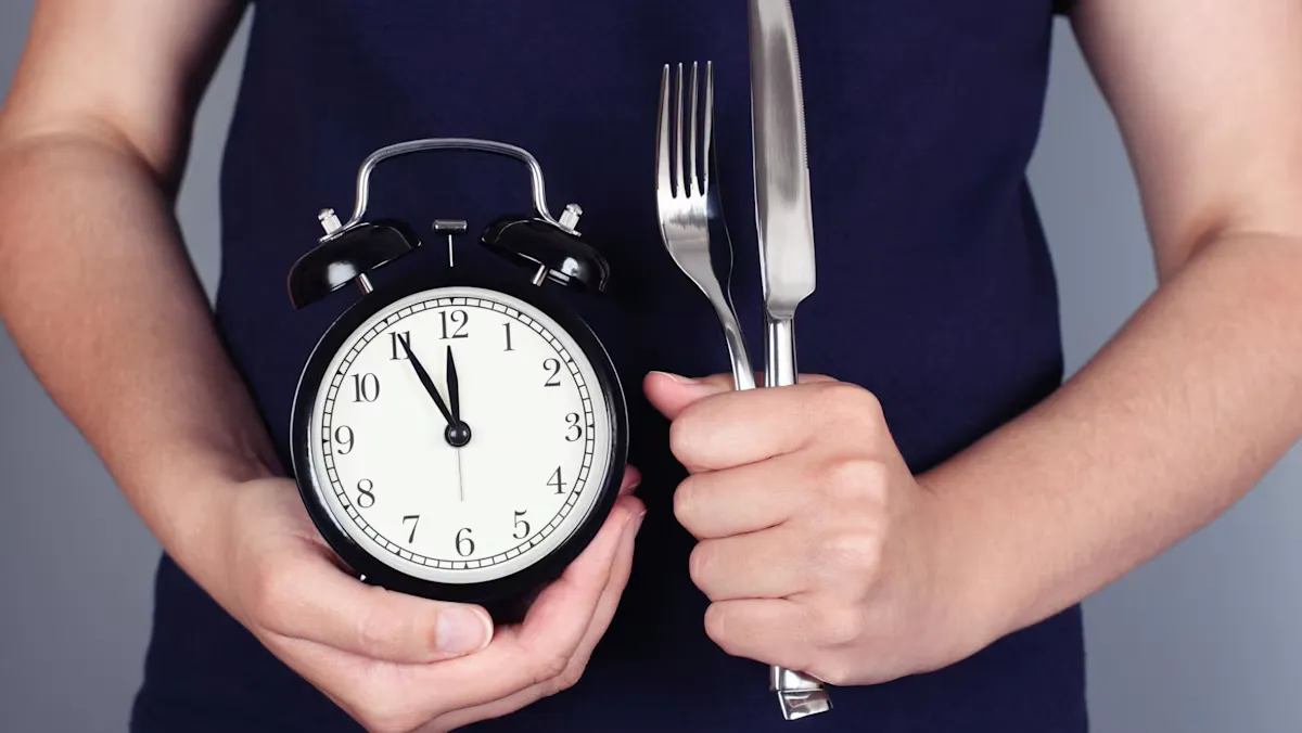 Ăn tối sau 21h: Cái giá sức khỏe không chỉ là tăng cân