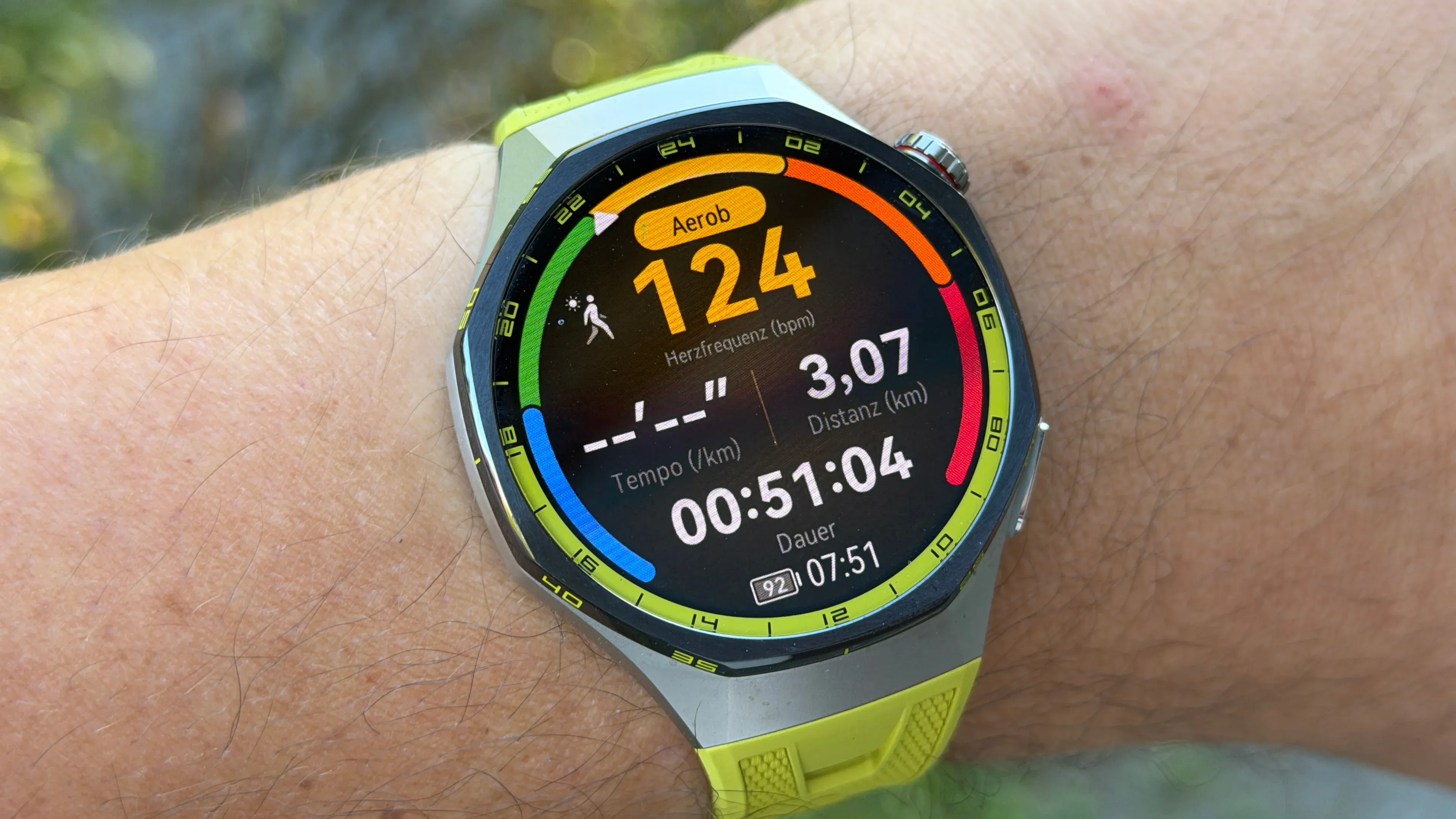 Huawei Watch GT 7 Pro: Đồng hồ thông minh sạc mỗi tuần thách thức Apple Watch