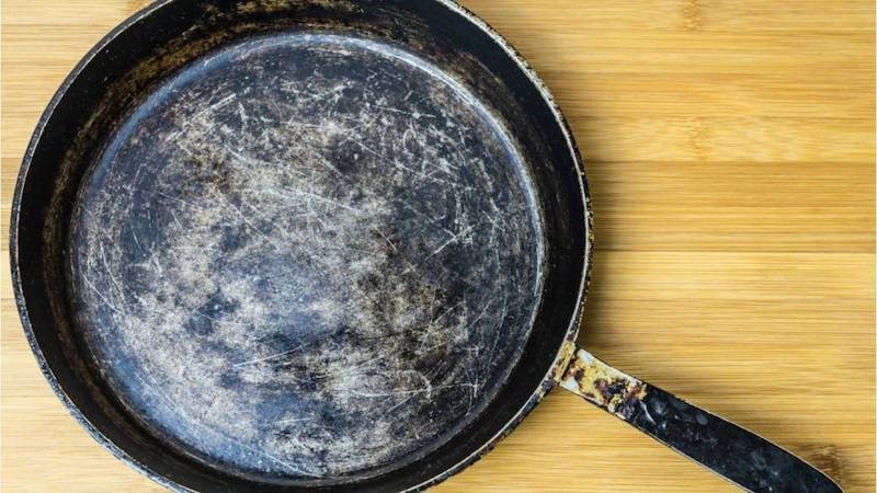 Chảo chống dính bong tróc: Khi nào phải thay để an toàn cho gia đình