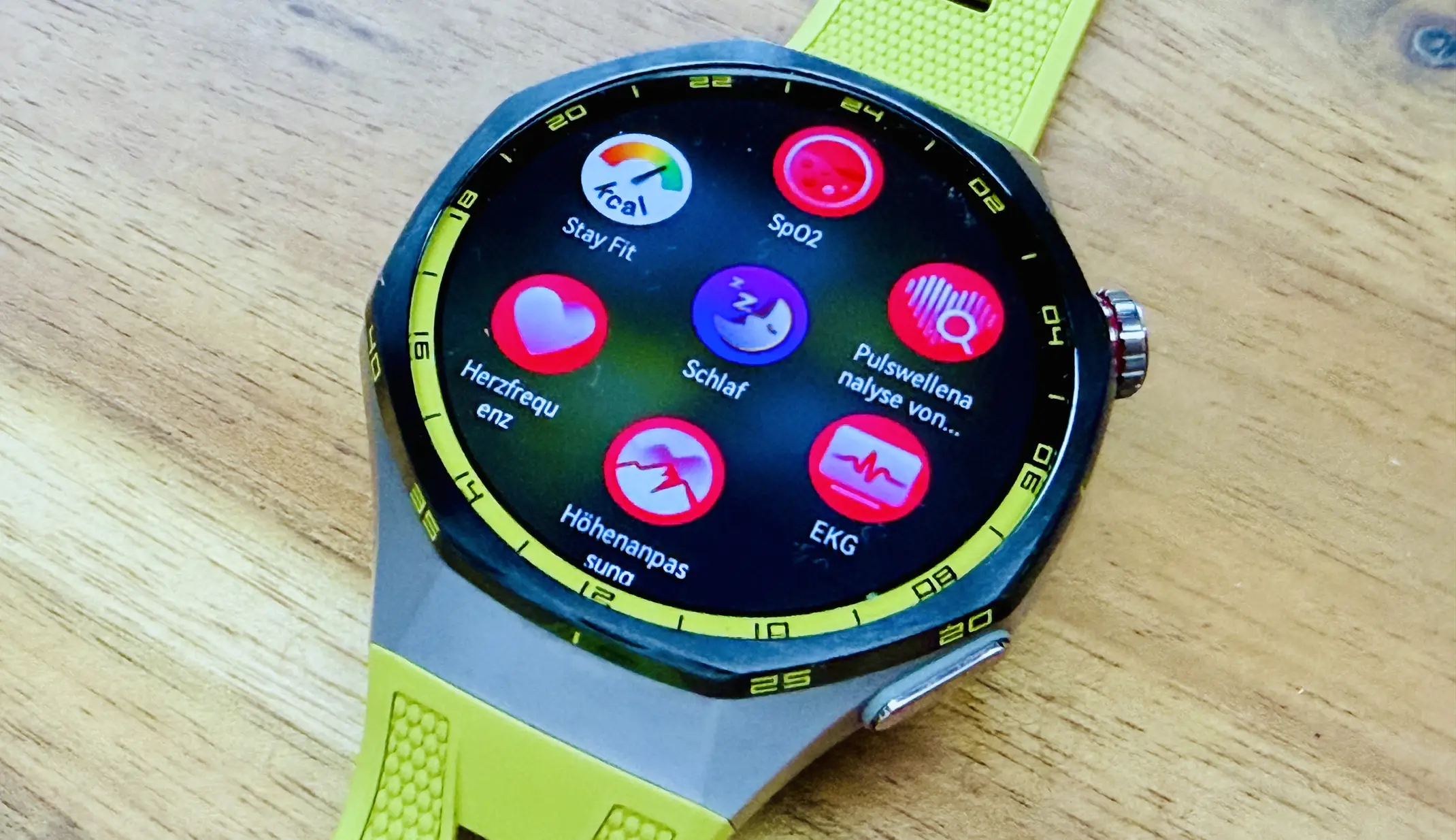 Huawei Watch GT 7 Pro: Đồng hồ thông minh sạc mỗi tuần thách thức Apple Watch