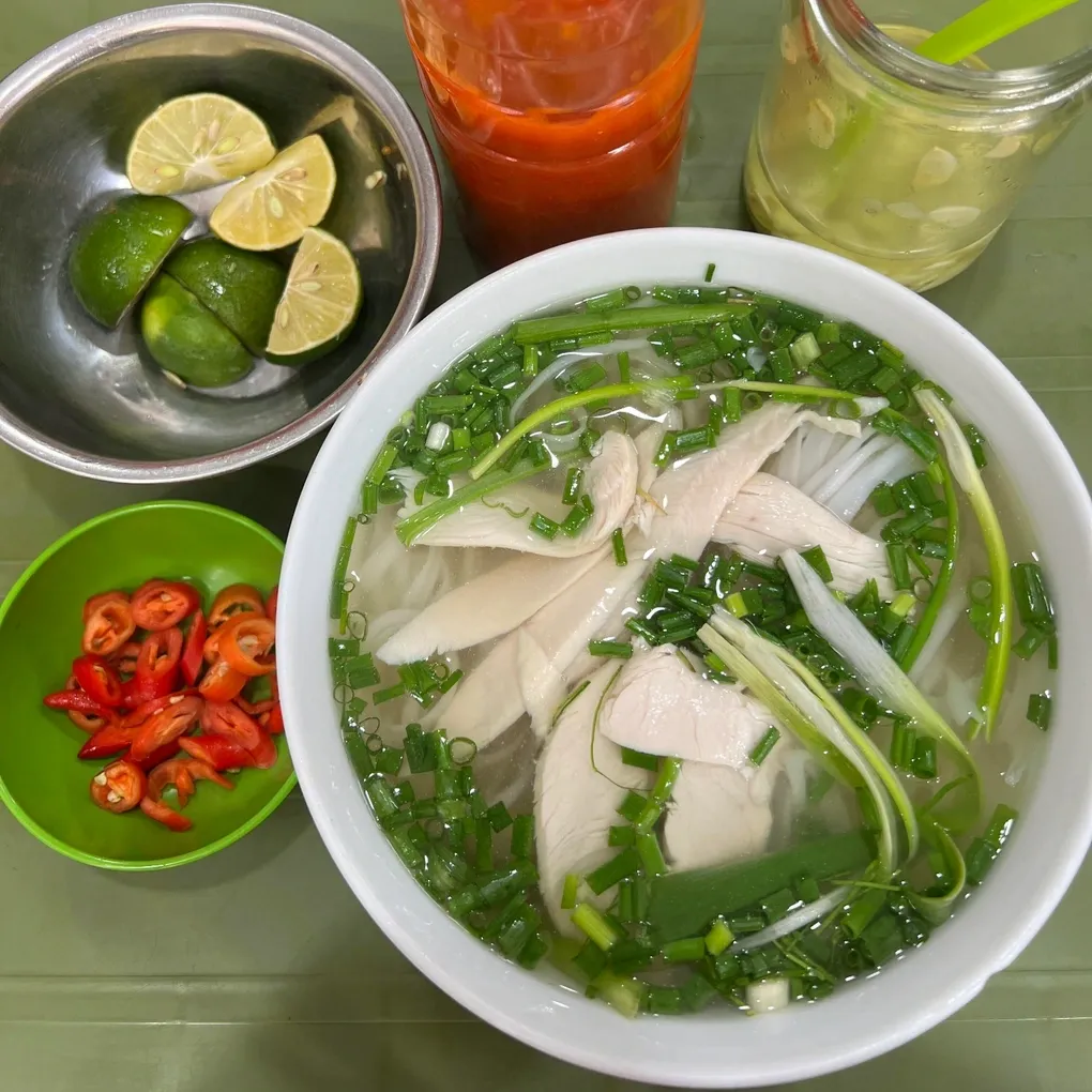 Phở gà Hà Nội và bánh tráng nướng: Vì sao cuốn hút giới trẻ Trung Quốc?