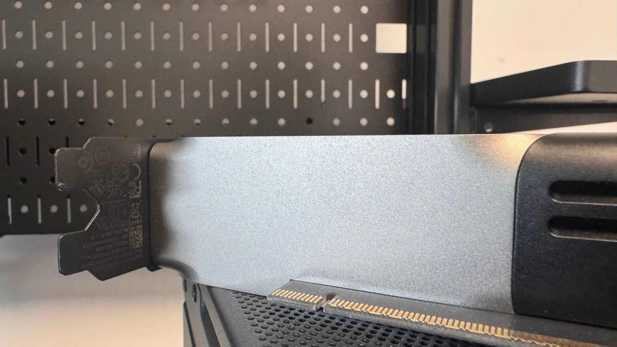 RTX 5090 Founders Edition: Khi serial number phai mờ biến bảo hành thành trò may rủi