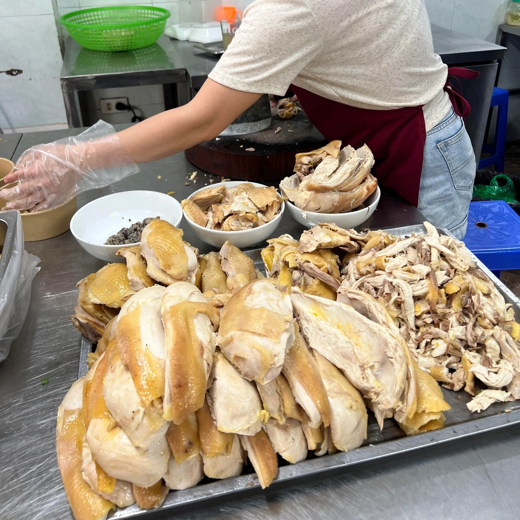 Tại sao du khách nước ngoài bị chinh phục bởi ẩm thực đường phố Hà Nội