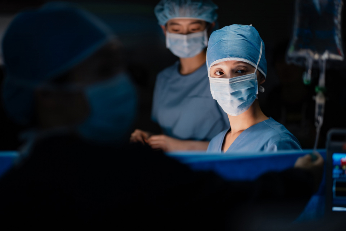 Kim Ji Won hóa thân bác sĩ thiên tài nguy hiểm trong Doctor X
