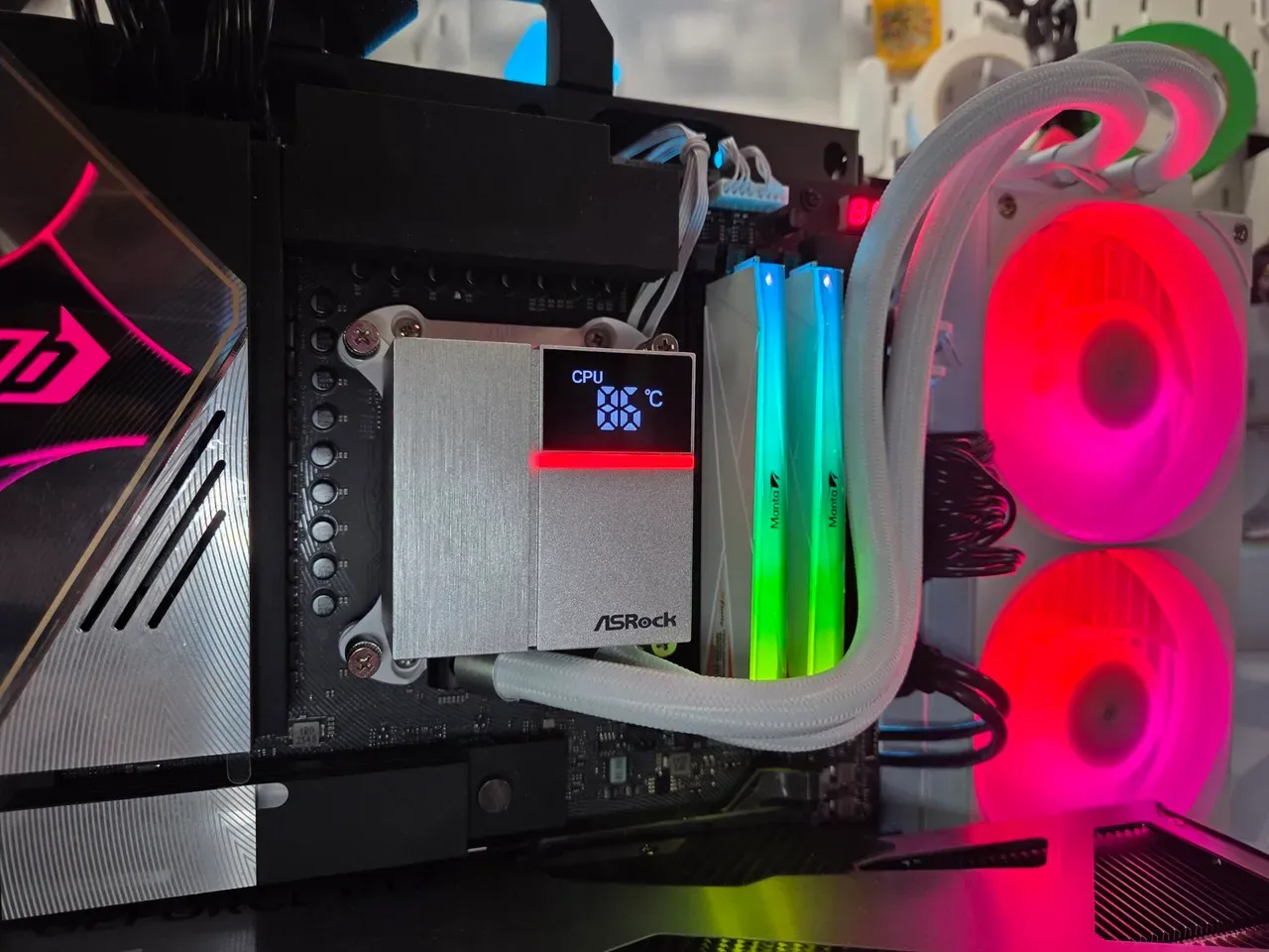 So sánh tản nhiệt nước AIO màn hình LCD giá rẻ: ASRock Rock White 360 và ThermalTake ST360 Ultra