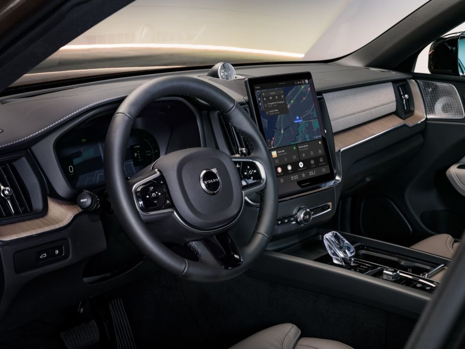Volvo XC60 plug-in hybrid nâng cấp pin, đèn và ADAS