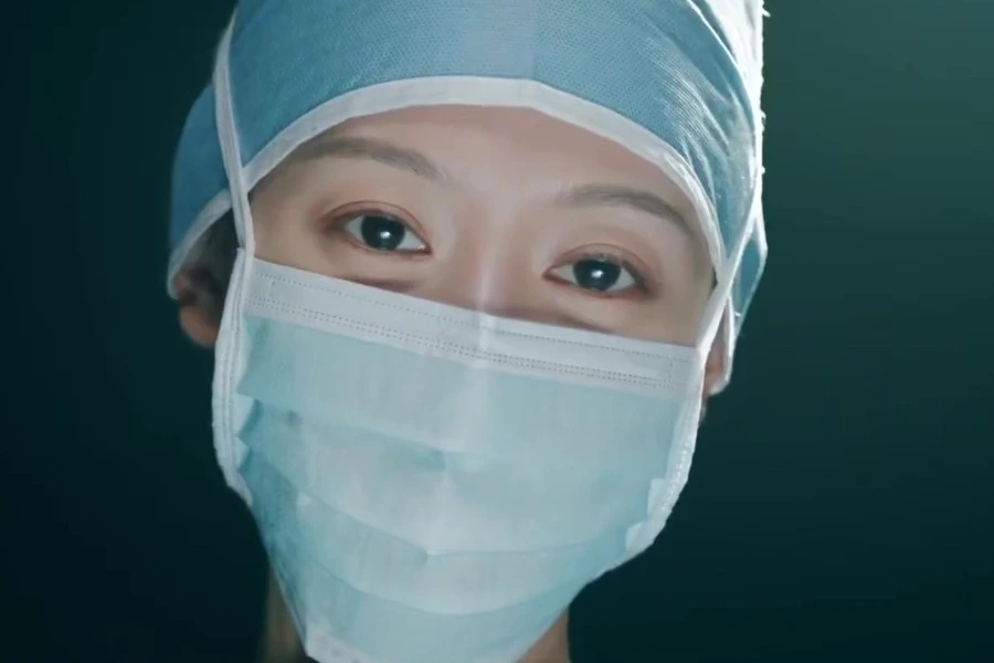 Kim Ji Won lột xác với vai bác sĩ anh hùng tối trong Doctor X