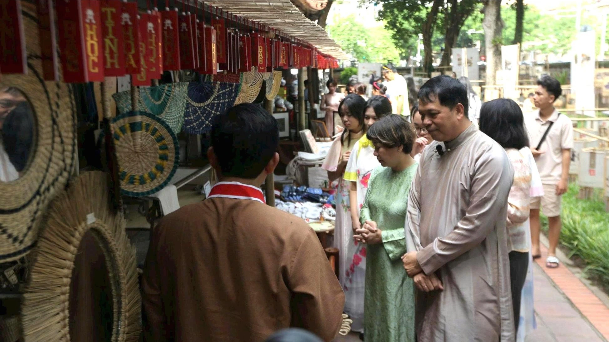 36 phố phường Hà Nội qua ống kính: Di sản sống trong từng khung hình