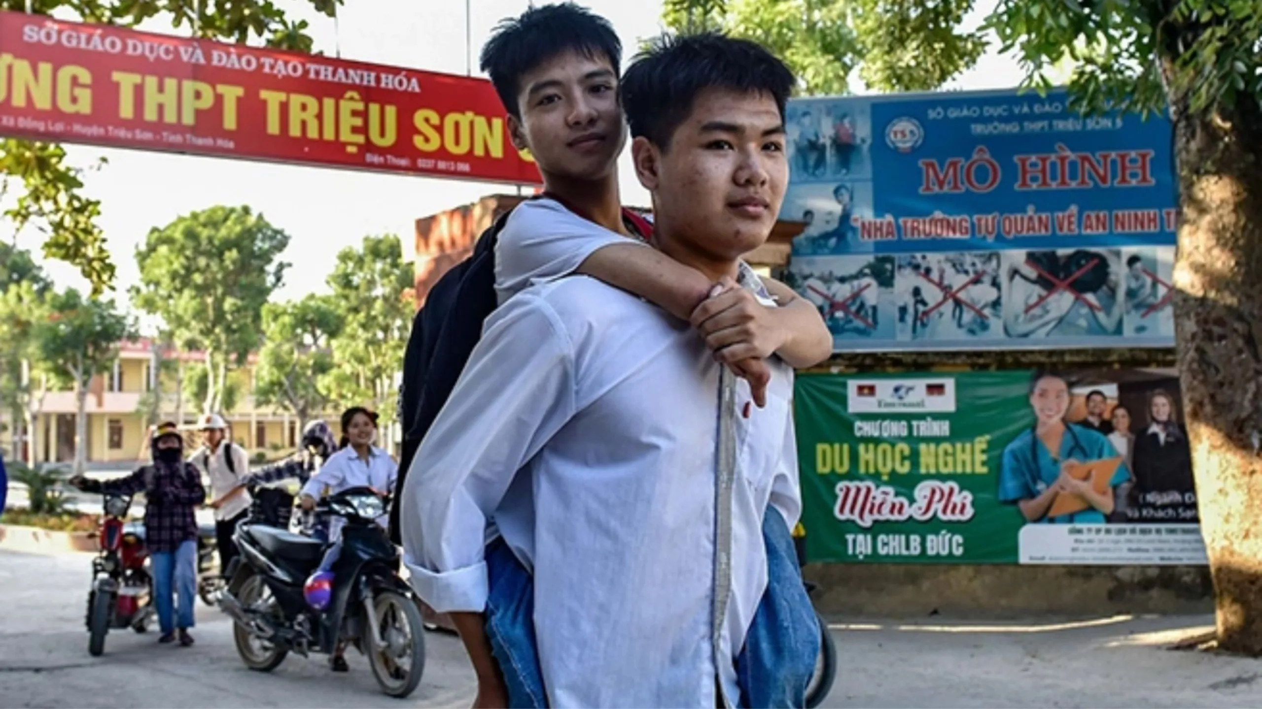 10 năm cõng bạn đi học và hành trình thành bác sĩ nội trú