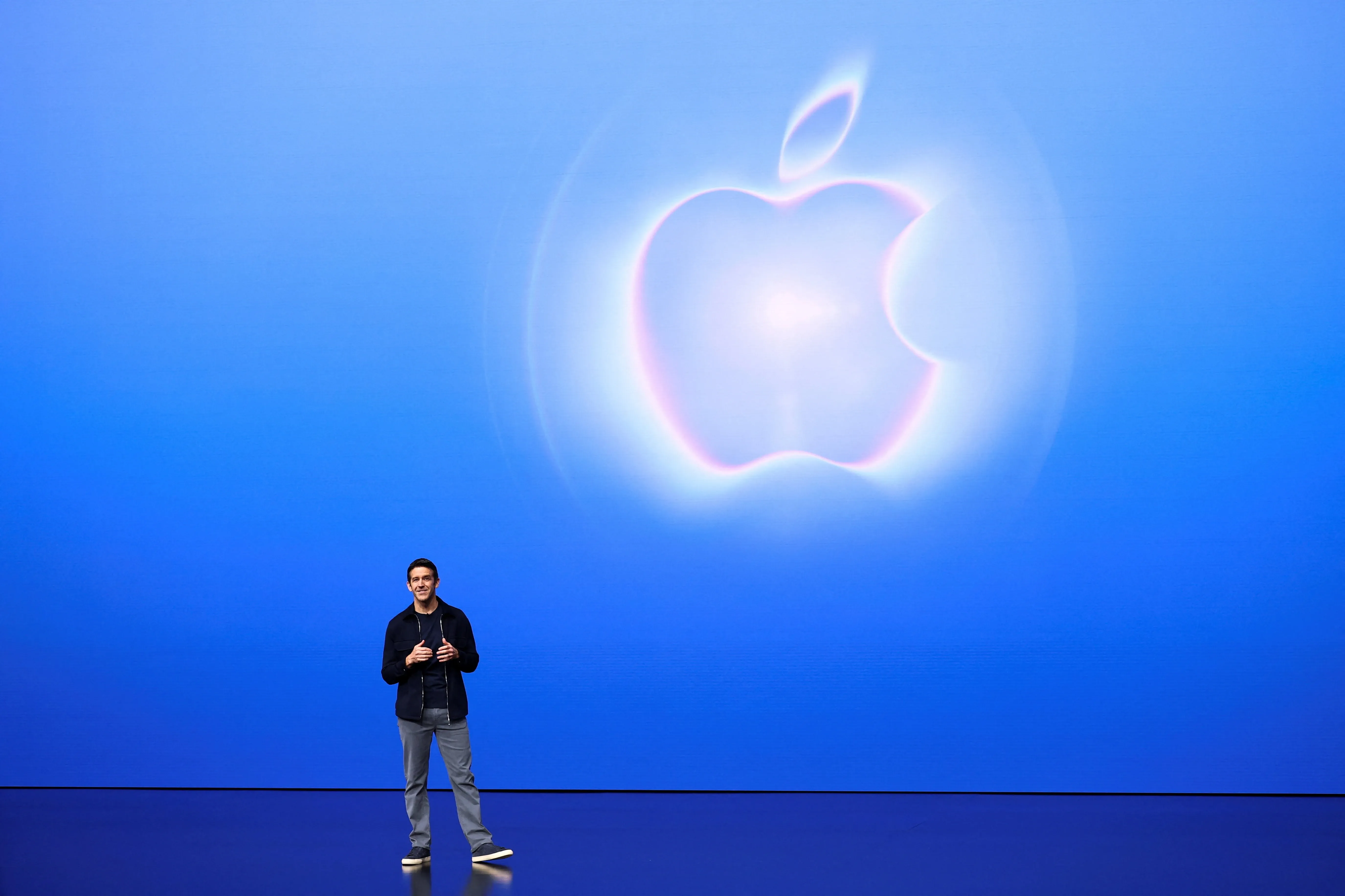 CEO mới Apple John Ternus: Dịch vụ, iPhone gập và canh bạc AI