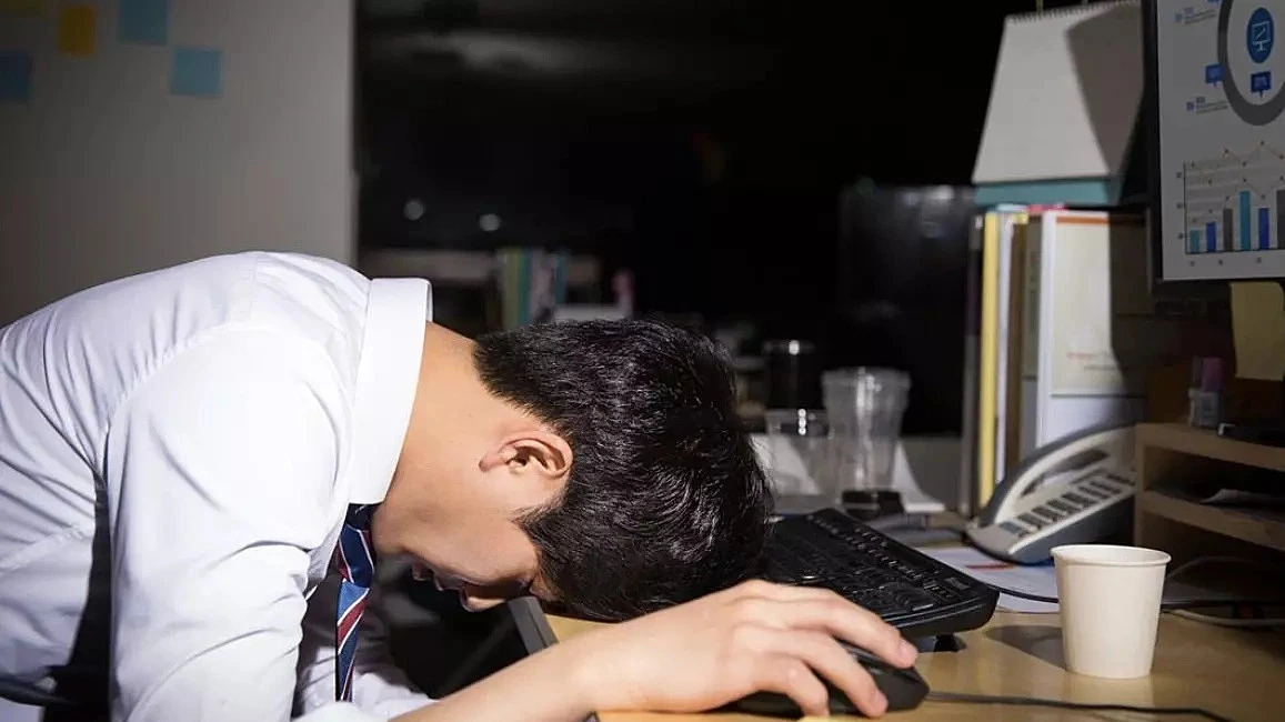 Vì sao người trẻ dễ trầm cảm khi đi làm lần đầu?