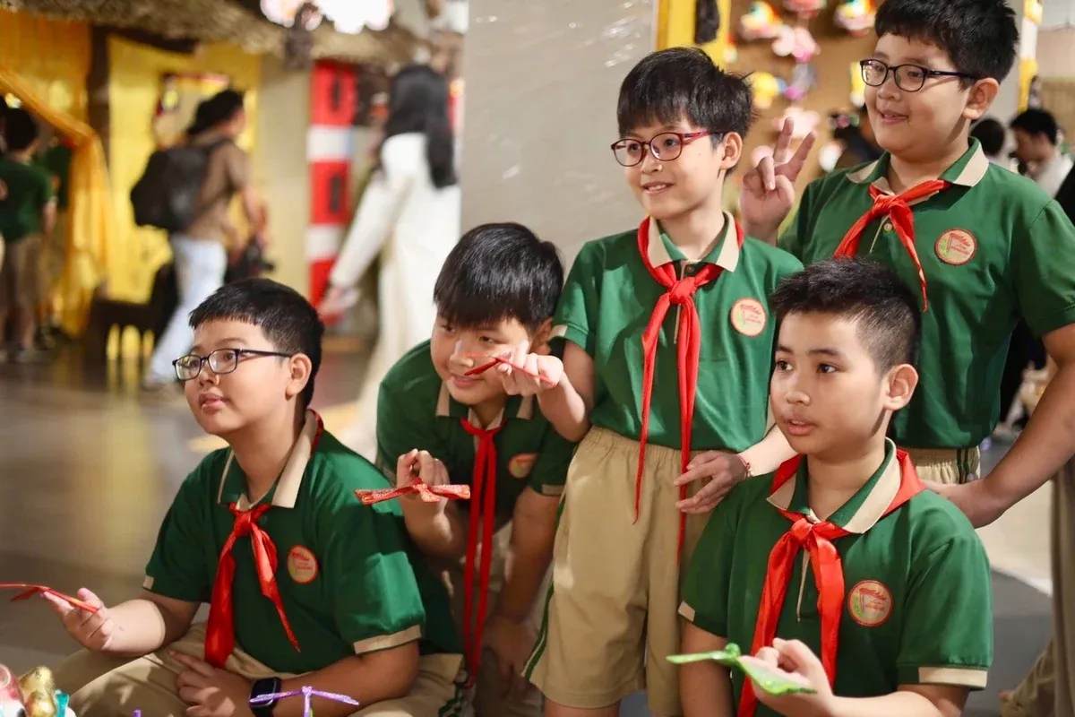 Phố cổ Hà Nội: dẫn con chơi Trung thu bằng tay và ký ức