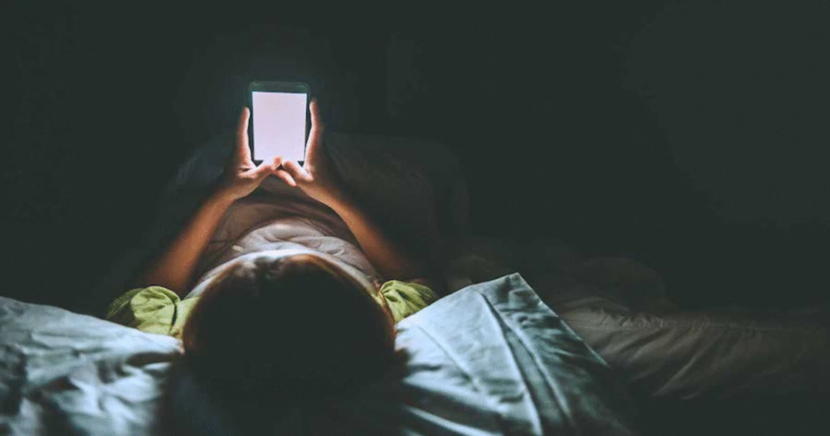 Lướt mạng xã hội sau nửa đêm: Đổi vài phút giải trí lấy cả đêm mất ngủ