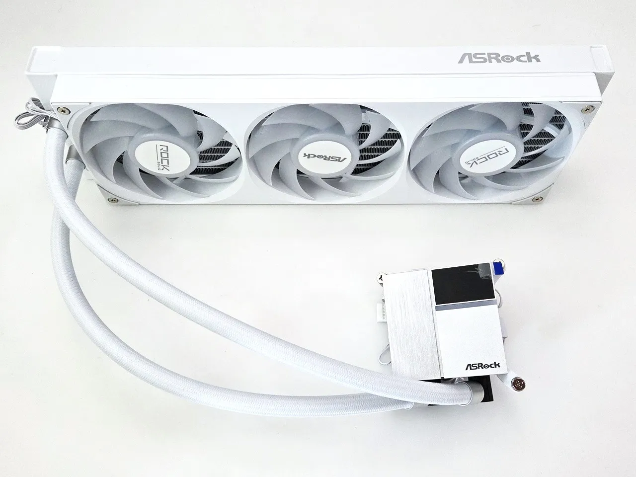 So sánh tản nhiệt nước AIO màn hình LCD giá rẻ: ASRock Rock White 360 và ThermalTake ST360 Ultra