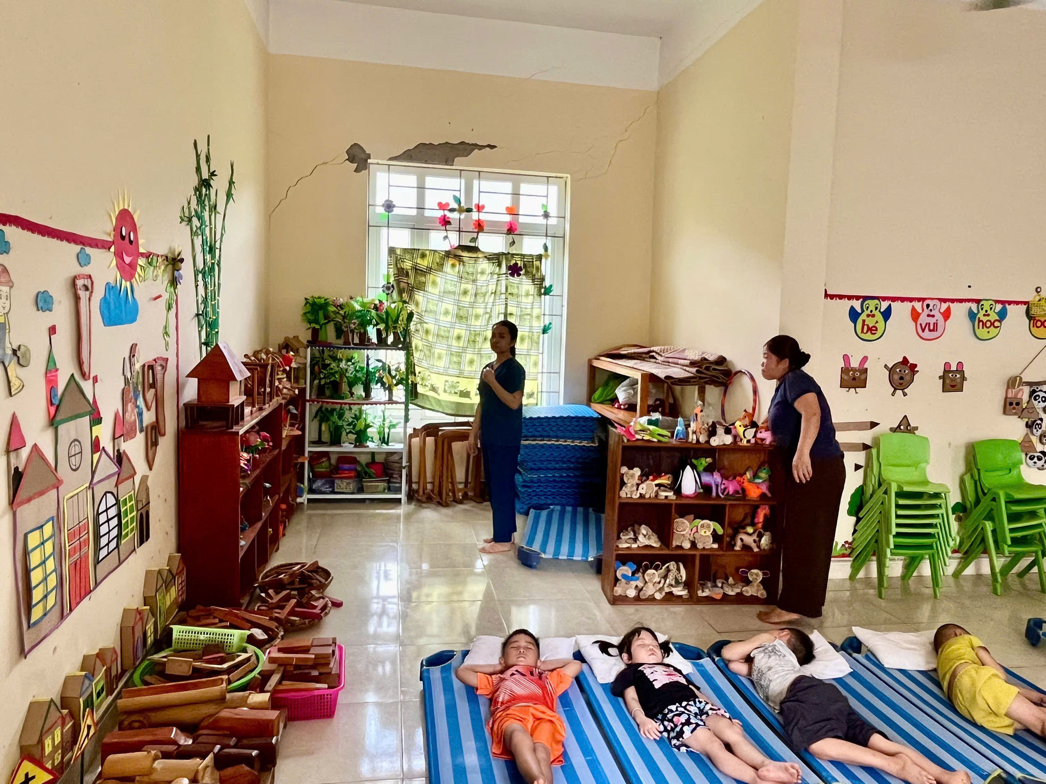 Hàng trăm học sinh học trong lớp học nứt nẻ sau bão
