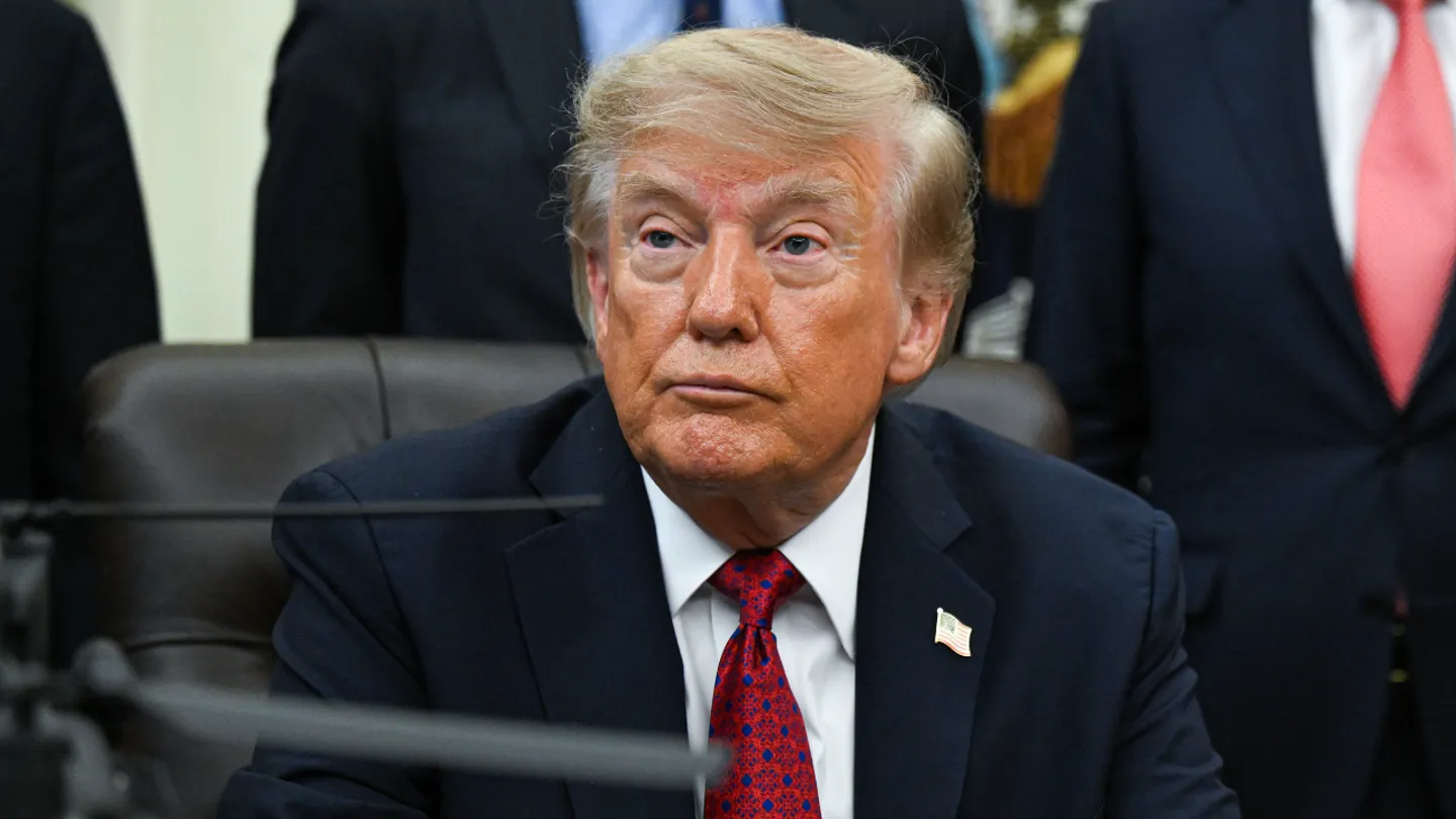 Trump mở cửa cho nhà máy ô tô Trung Quốc, Big Three nổi giận