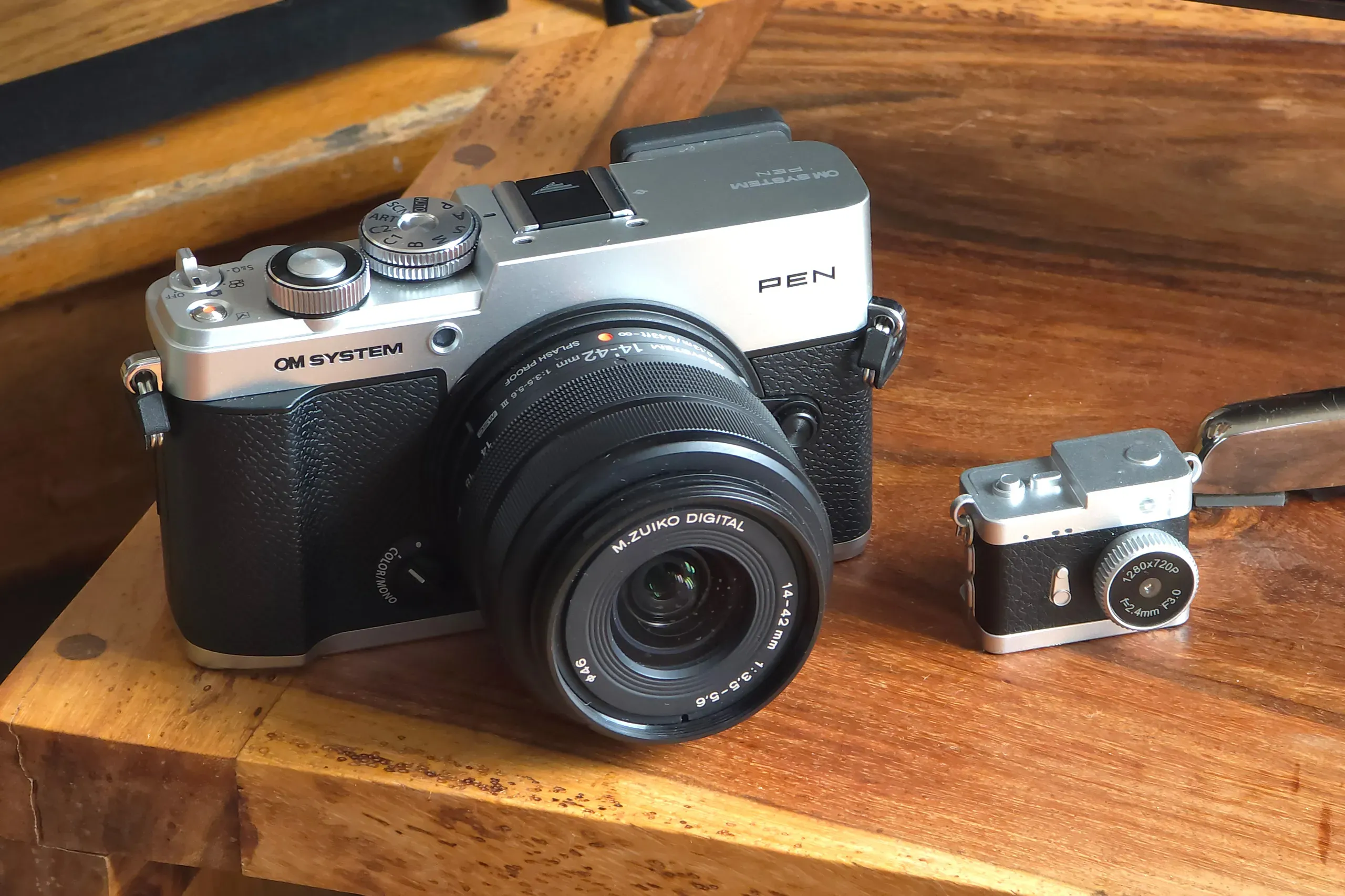 OM System PEN: Máy ảnh compact retro đáng mua hơn X100VI?