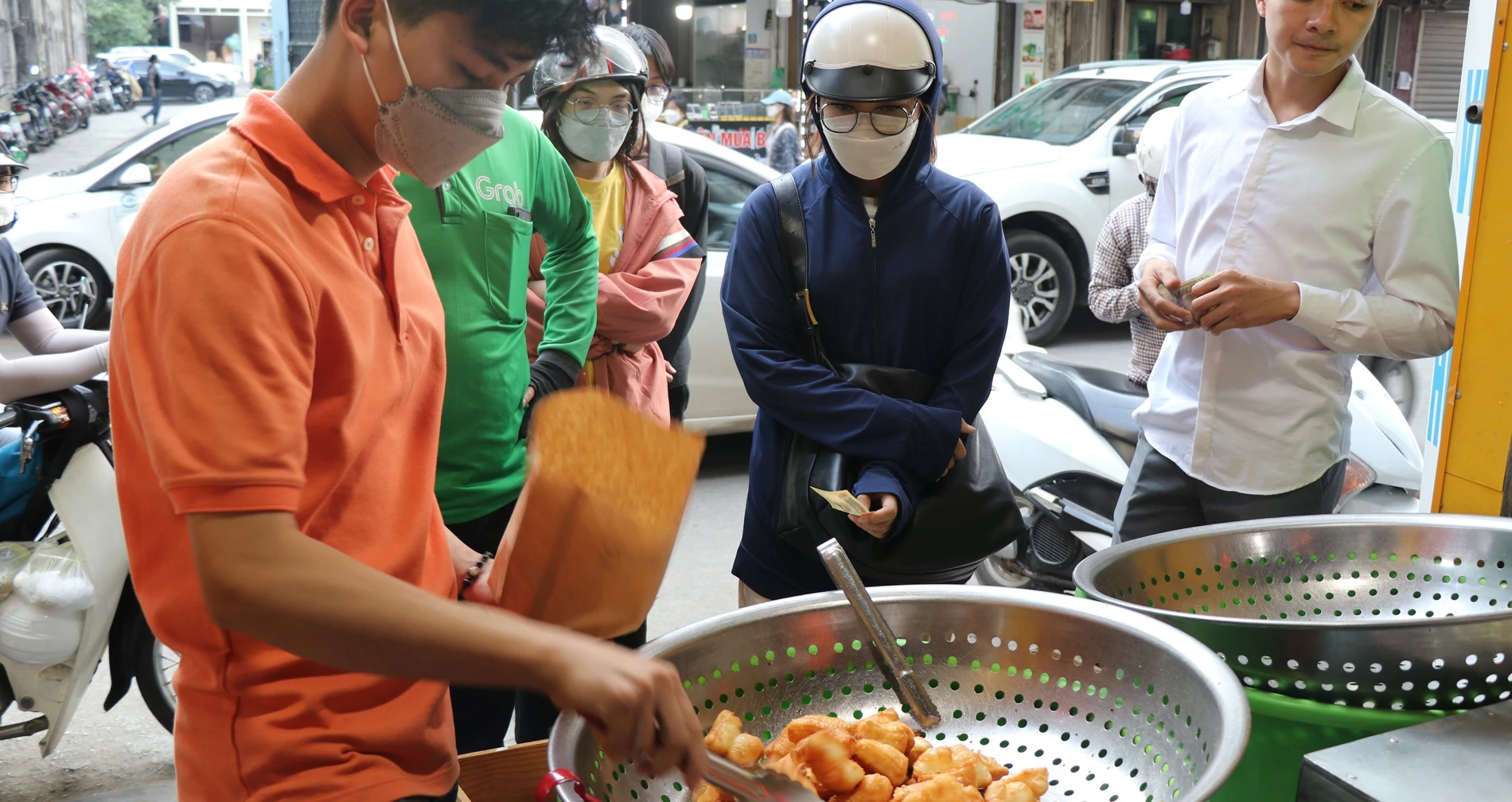 Ăn ngon dưới 20.000 đồng ở Hà Nội: từ bánh cuốn Thụy Khuê đến quán ăn vặt Hai Bà Trưng