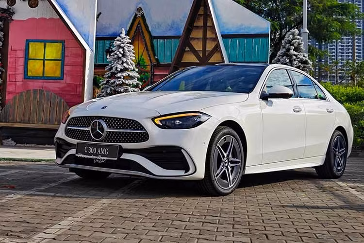 Mercedes-Benz C200/C300 bị triệu hồi vì lỗi khóa cửa: Đừng coi thường
