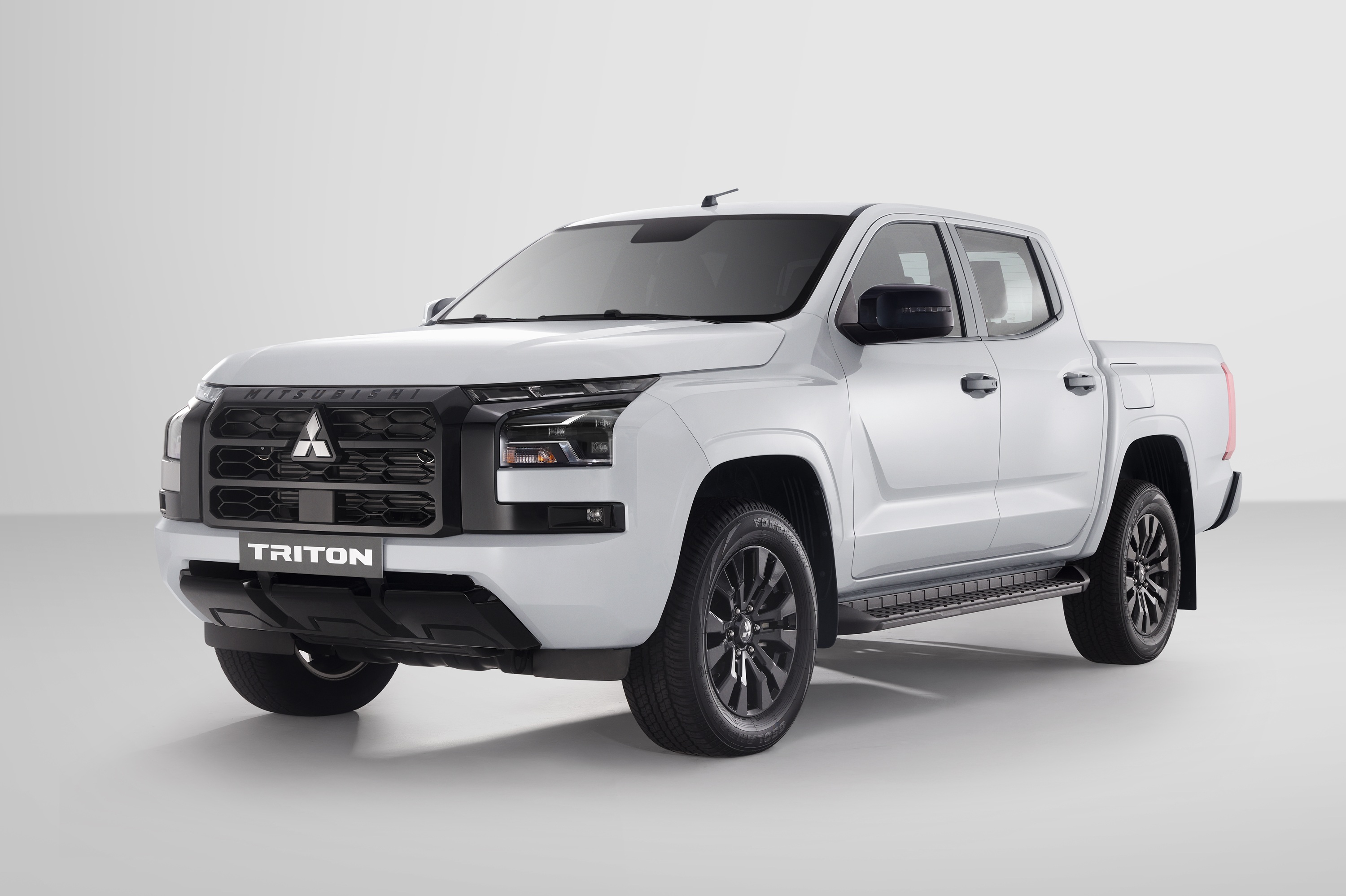 Mitsubishi Triton 4WD AT Premium 782 triệu: Bước đệm thông minh giữa bản cơ sở và Athlete
