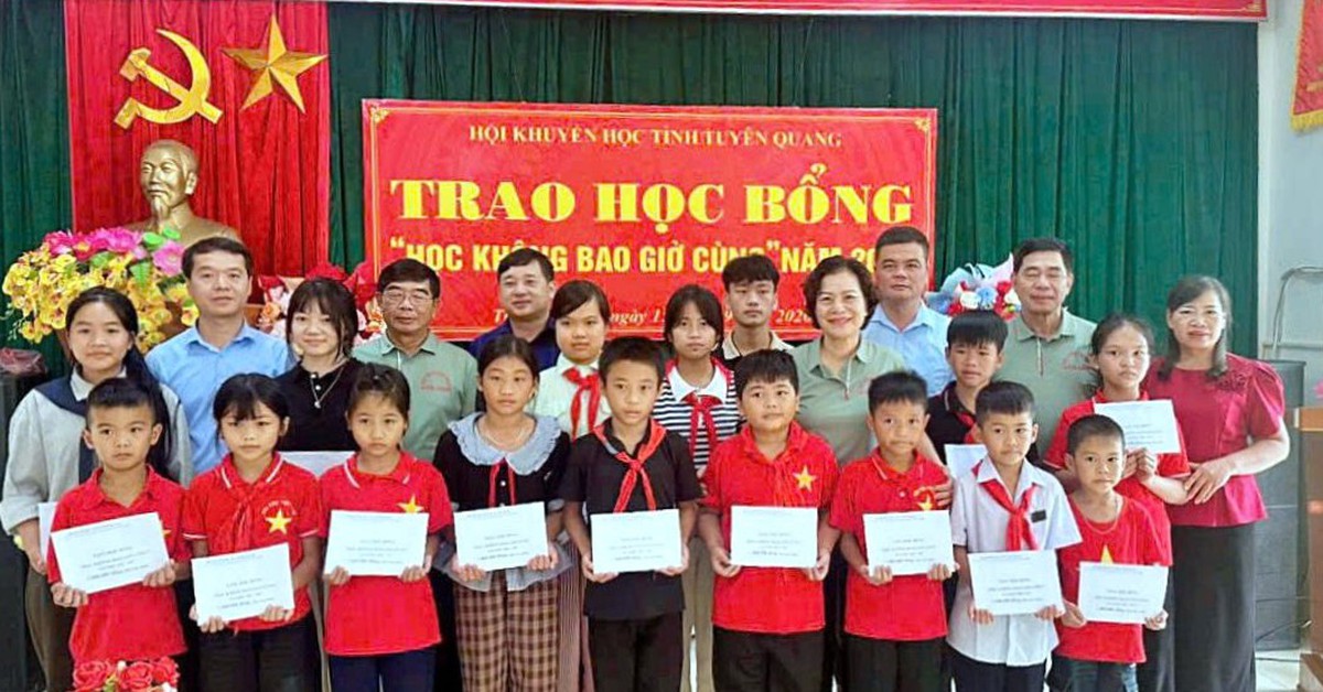 Hơn 4,8 tỷ đồng tiếp sức học sinh khó khăn: Khi học bổng trở thành chiếc cầu đến trường