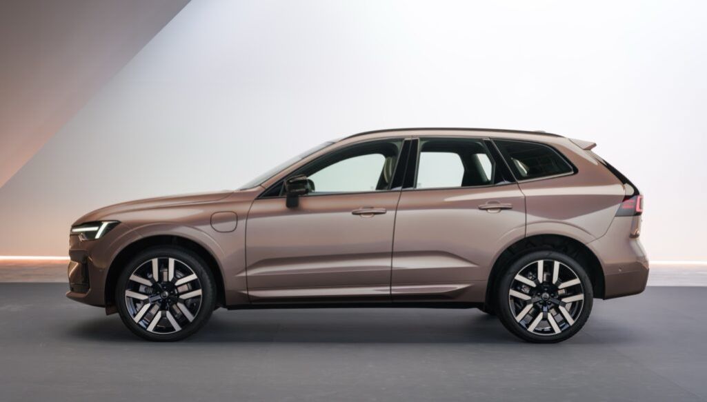 Volvo XC60 plug-in hybrid nâng cấp pin, đèn và ADAS