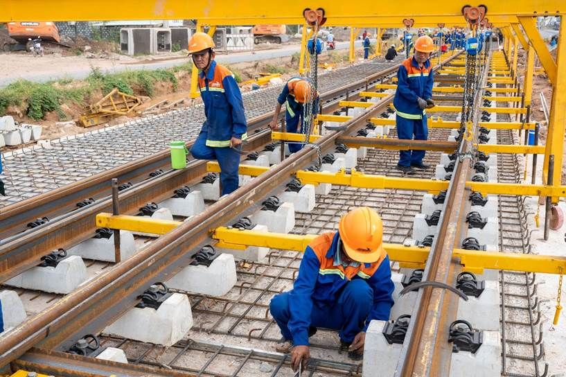 Phú Quốc lắp đặt 2.850 thanh ray: cuộc đua LRT trước APEC